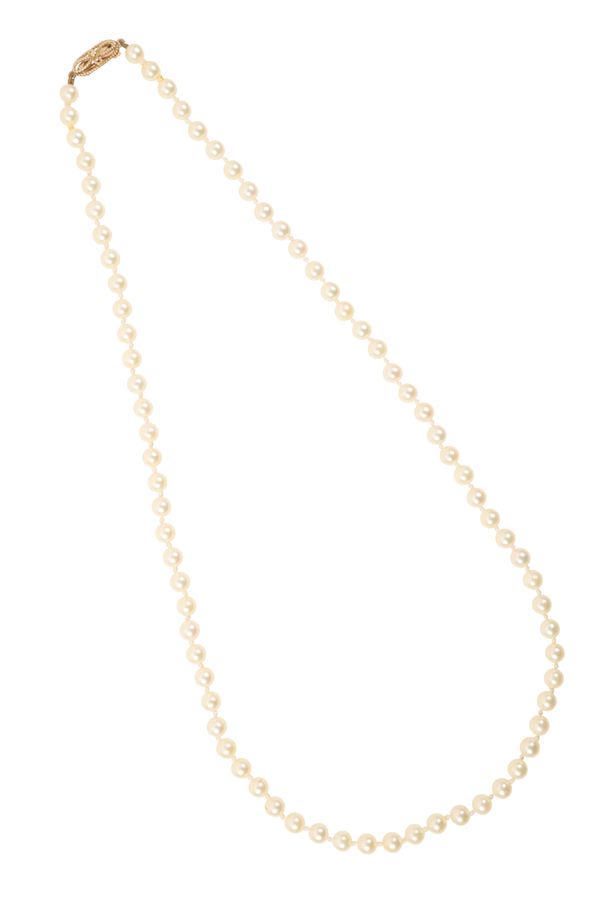 A CULTURED PEARL NECKLACE