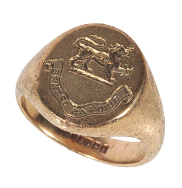 A GENTLEMANS 9CT GOLD SIGNET RING