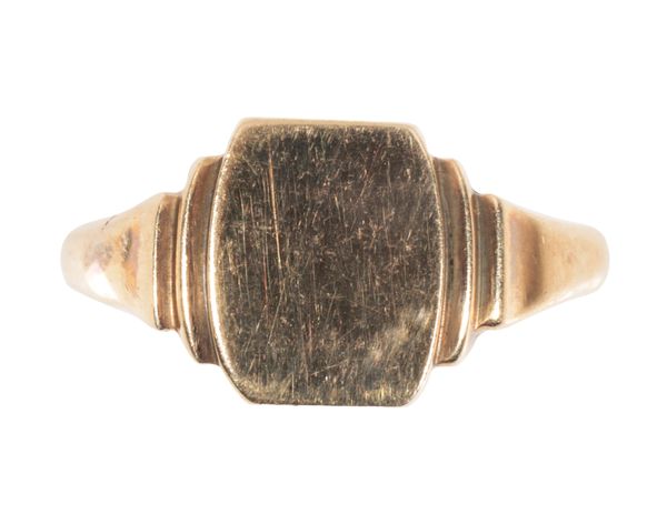 A GENTLEMANS 9CT GOLD SIGNET RING