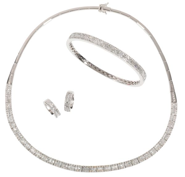 A DIAMOND AND WHITE GOLD ARTICULATED NECKLACE