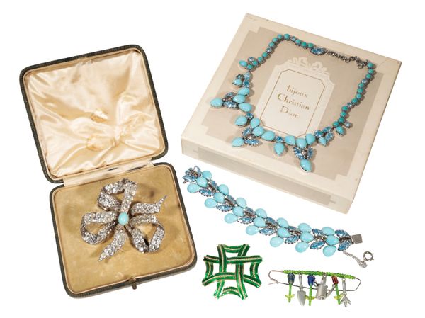 A COLLECTION OF VINTAGE JEWELLERY