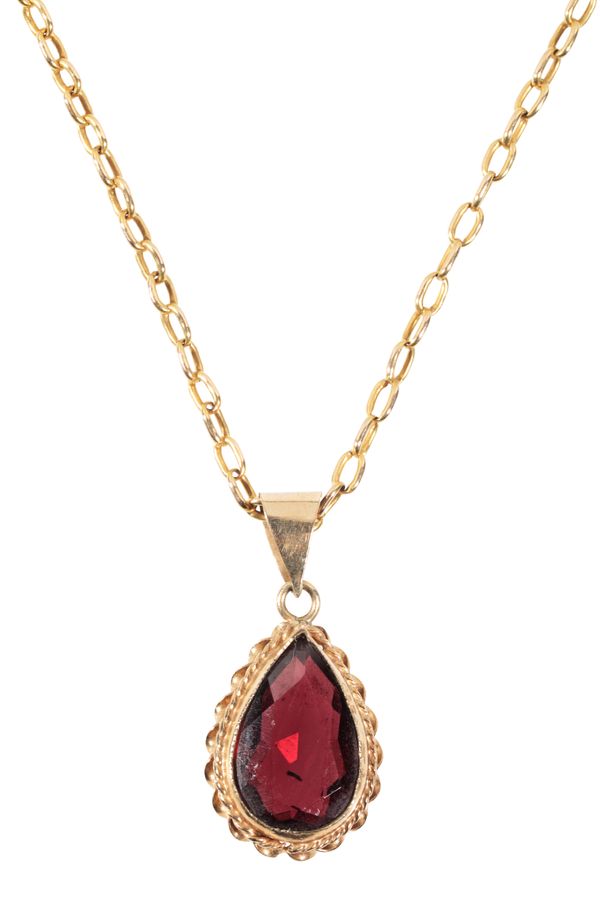 A GARNET PENDANT NECKLACE