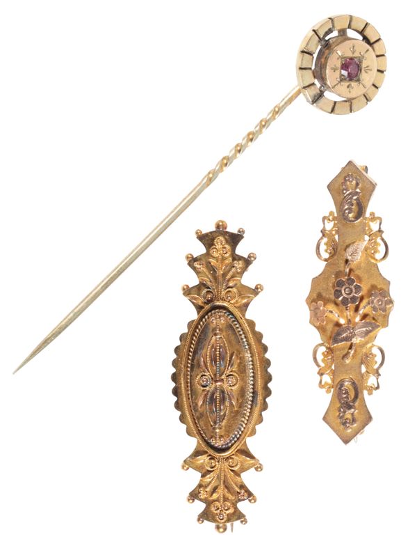 A VICTORIAN GOLD BROOCH