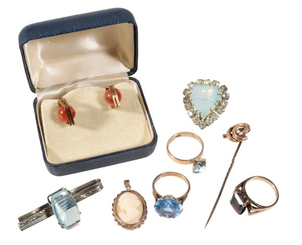 A COLLECTION OF JEWELLERY