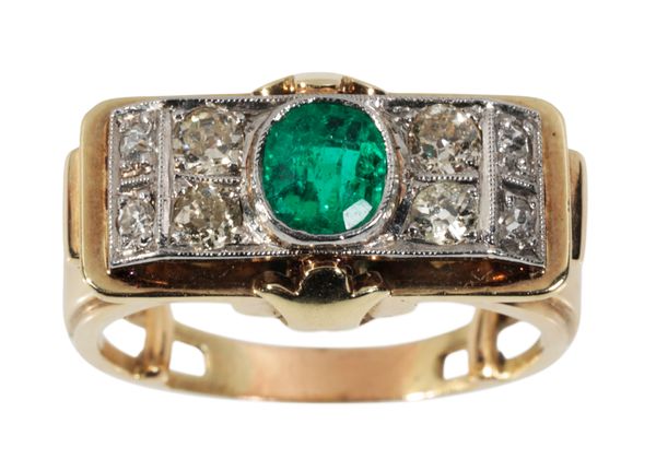 AN EMERALD AND DIAMOND CLUSTER RING