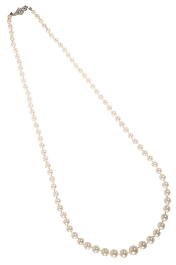 A GRADUATED CULTURED PEARL NECKLACE