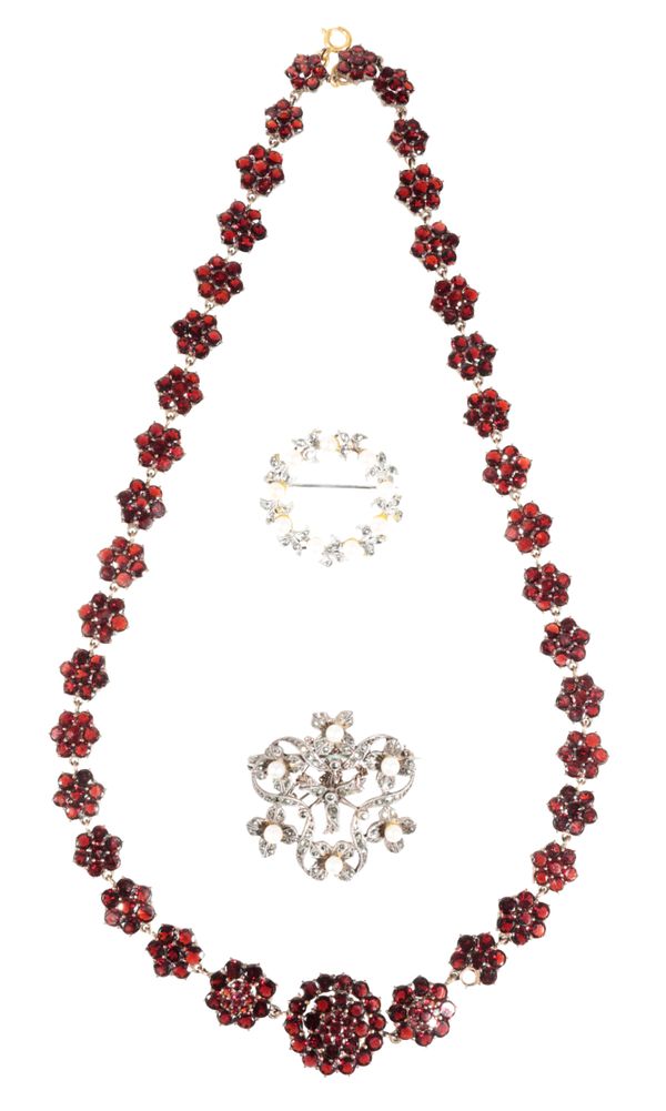 A VICTORIAN GARNET NECKLACE