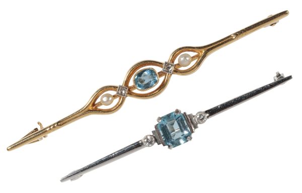 AN AQUAMARINE AND DIAMOND BAR BROOCH