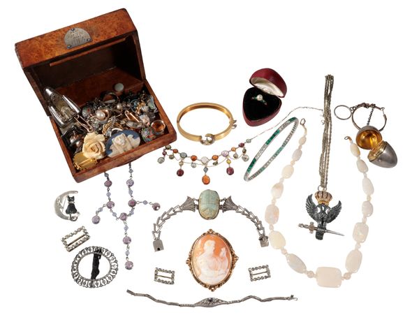 A GOOD COLLECTION OF JEWELLERY