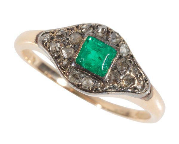 A FRENCH EMERALD AND DIAMOND DRESS RING
