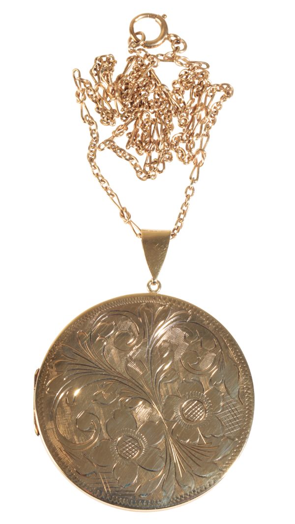 A 9CT GOLD ENGRAVED CIRCULAR HINGED LOCKET