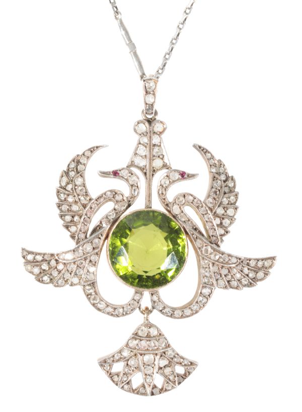 A DIAMOND AND PERIDOT PENDANT NECKLACE