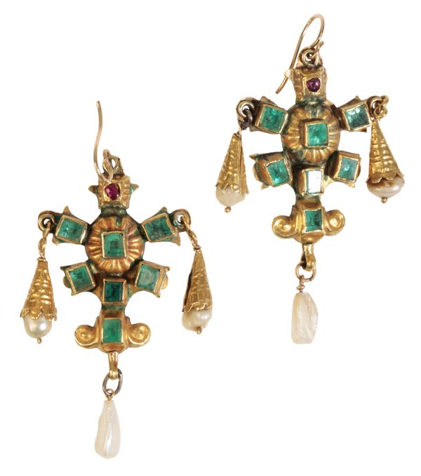 A PAIR OF INDIAN EMERALD AND BAROQUE PEARL EARRINGS