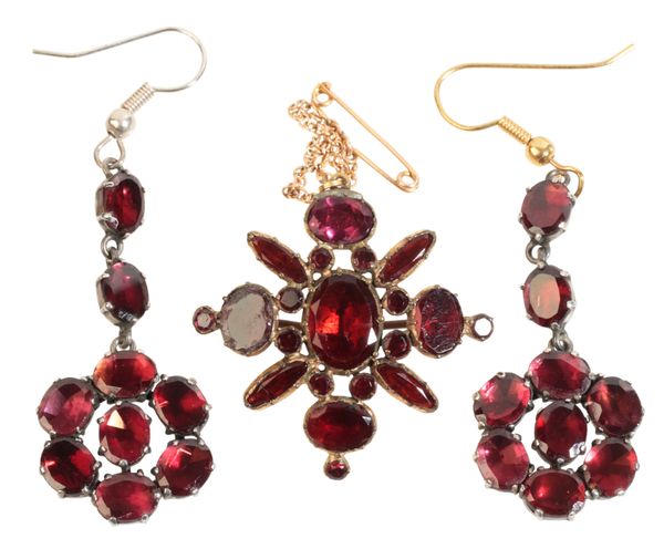 A PAIR OF 19TH CENTURY GARNET DROP EARRINGS