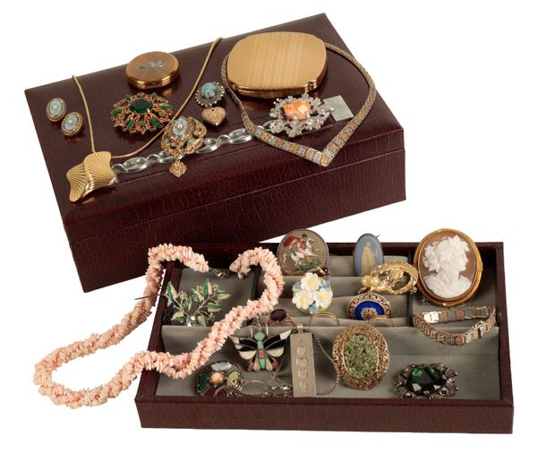 A COLLECTION OF JEWELLERY