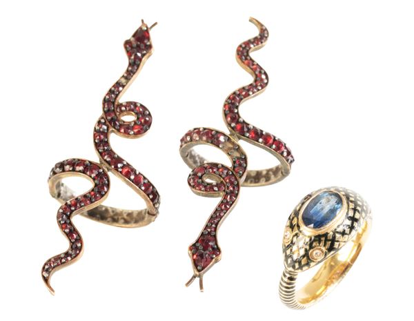 AN ENAMEL AND SAPPHIRE STYLISED SNAKE RING