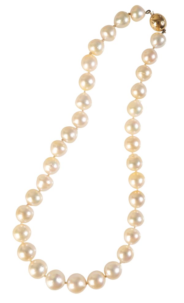 A CULTURED PEARL NECKLACE