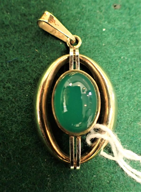 9CT GOLD 1960s CHALCEDONY PENDANT