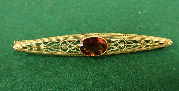 CITRINE AND YELLOW GOLD EARLY 20TH CENTURY FRETWORK BARN BROOCH