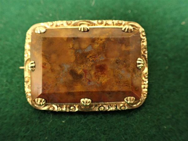 VICTORIAN SAMPLE AGATE AND YELLOW METAL BROOCH