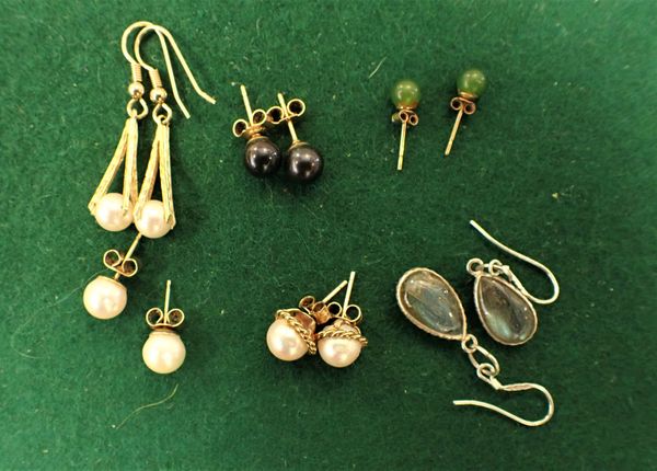 A QUANTITY OF MIXED GOLD AND SILVER EARRINGS