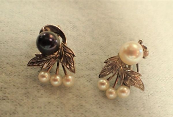 PAIR OF BLACK AND WHITE CULTURED PEARL SILVER CLIPS