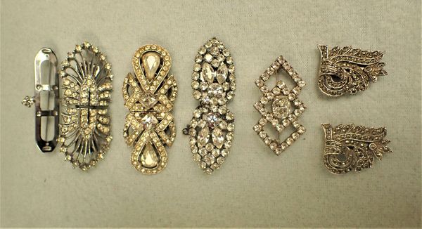 A COLLECTION OF VINTAGE PASTE JEWELLERY