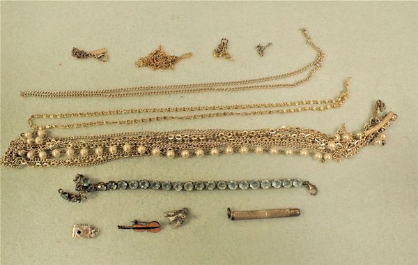 A COLLECTION OF JEWELLERY