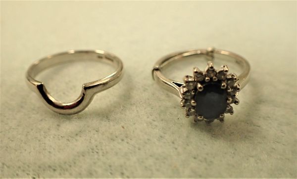 A SAPPHIRE AND DIAMOND CLUSTER RING