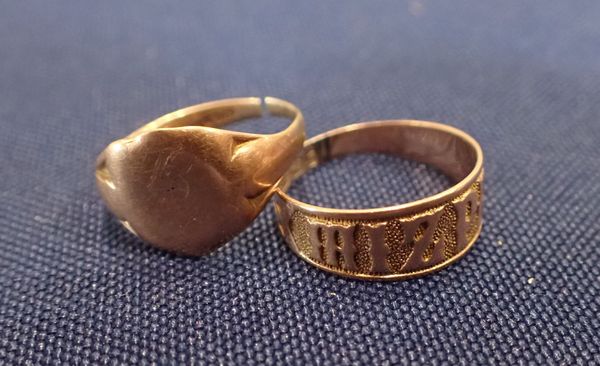 A 9CT GOLD MIZPAH SIGNET RING