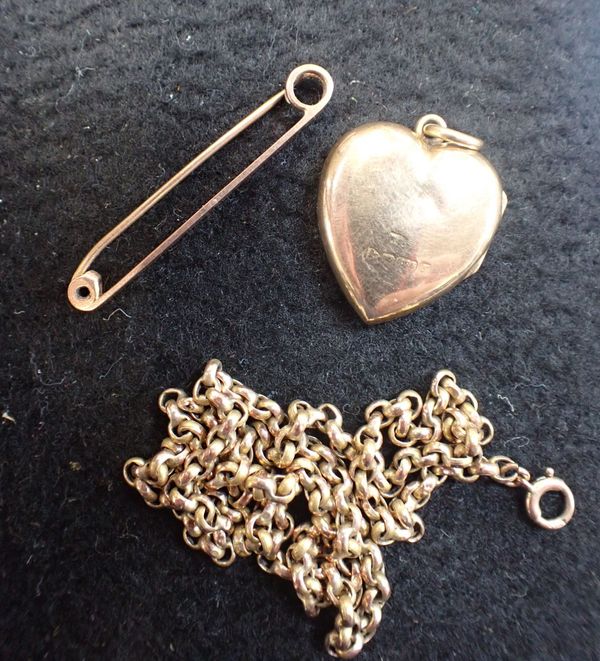 A 9CT GOLD HEART LOCKET