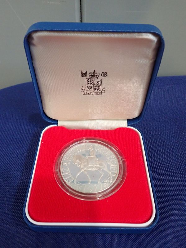 A 1977 ROYAL MINT SILVER JUBILEE SILVER PROOF CROWN, CASED