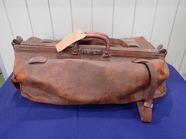 A LATE 19TH CENTURY BROWN LEATHER GLADSTONE BAG