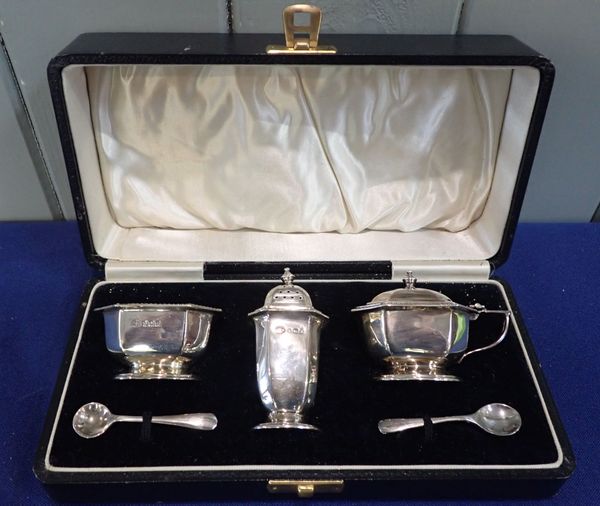 GEORGE V SILVER FIVE PIECE CRUET, CASED