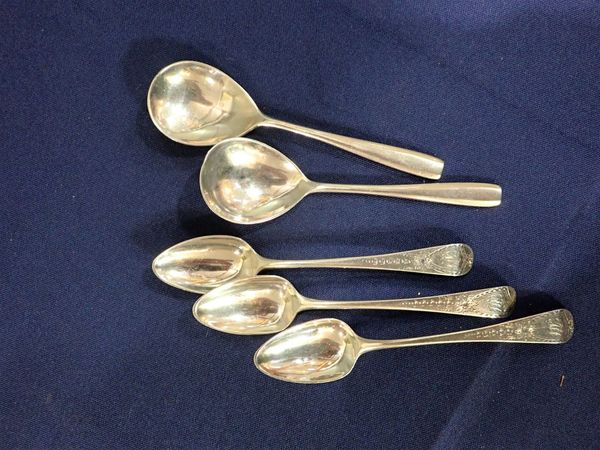 A SET OF THREE GEORGE III SILVER TEASPOONS