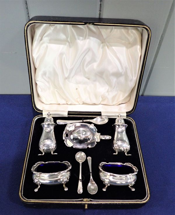 AN EARLY 1930s SOLID SILVER CONDIMENT SET IN ORIGINAL CASE