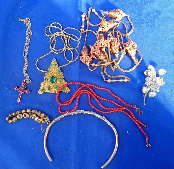 A COLLECTION OF COSTUME JEWELLERY