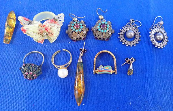 A COLLECTION OF EARRINGS AND RINGS