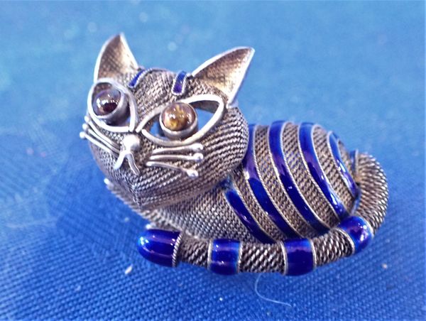 A SILVER MESH AND ENAMEL CAT BROOCH