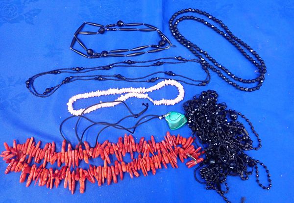 A CORAL NECKLACE, A QUANTITY OF JET