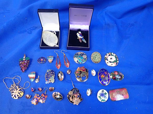 A COLLECTION OF ENAMELLED  BROOCHES AND EARRINGS