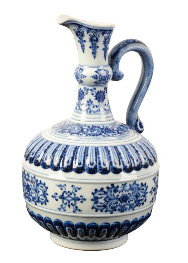 A CHINESE BLUE AND WHITE EWER