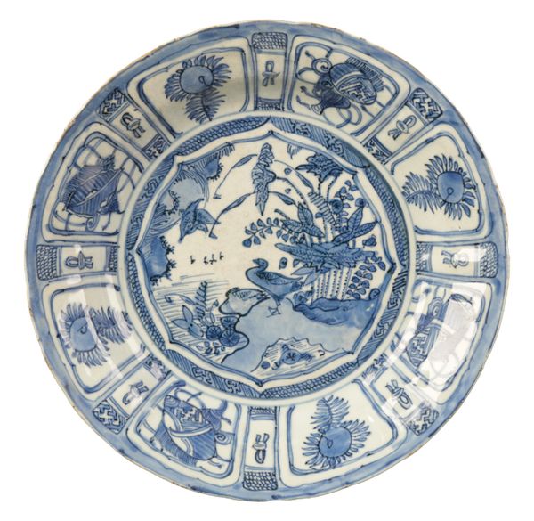 A CHINESE BLUE AND WHITE 'KRAAK' DISH