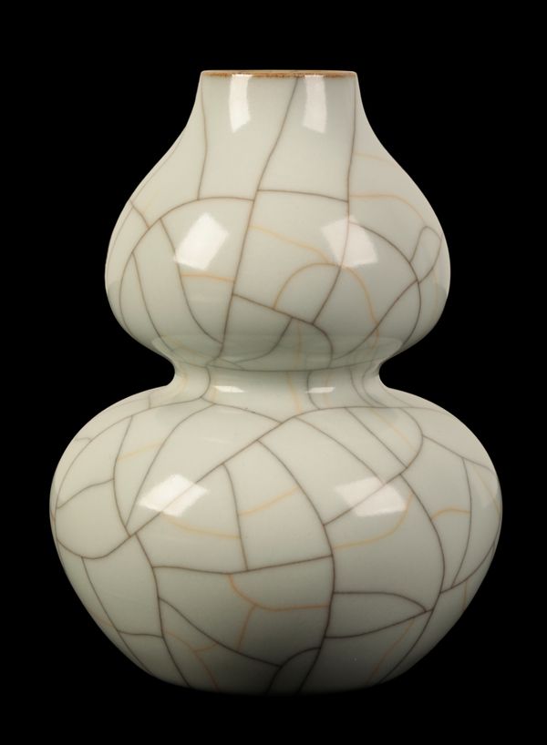 A CHINESE "GE YAO" CERAMIC BOTTLE