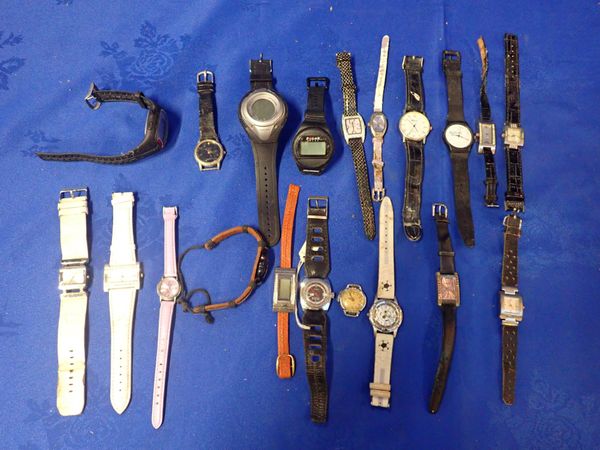 A QUANTITY OF MODERN WRISTWATCHES