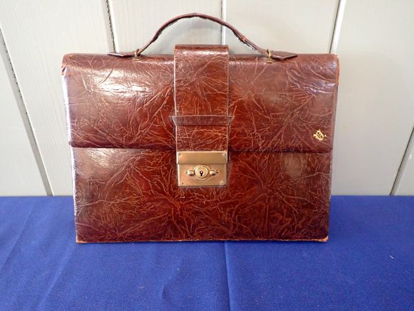 A LEATHER DOCUMENT AND STATIONERY CASE