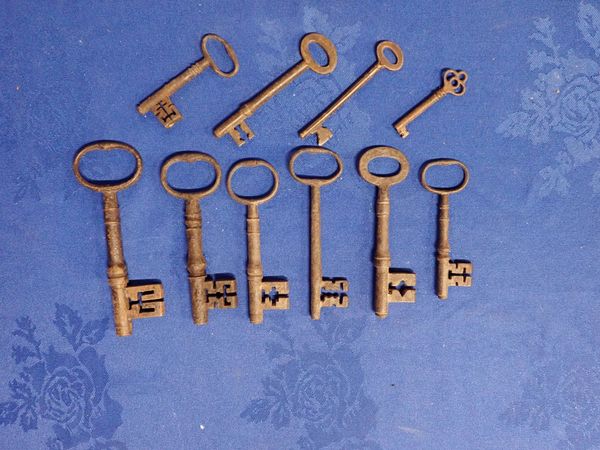 A COLLECTION OF TEN 19TH CENTURY KEYS