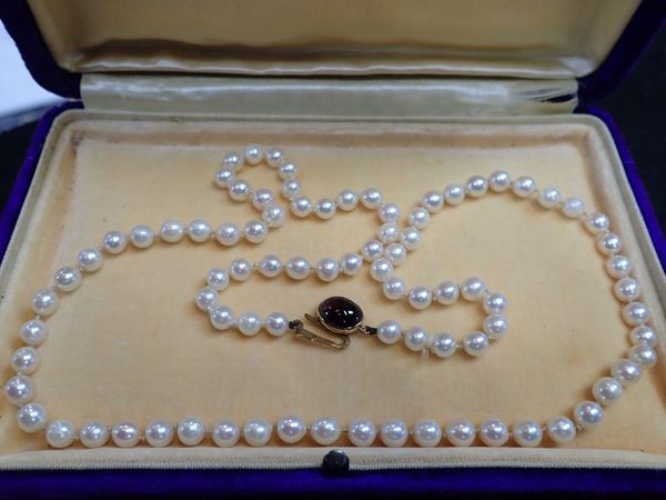 A CULTURED PEARL NECKLACE