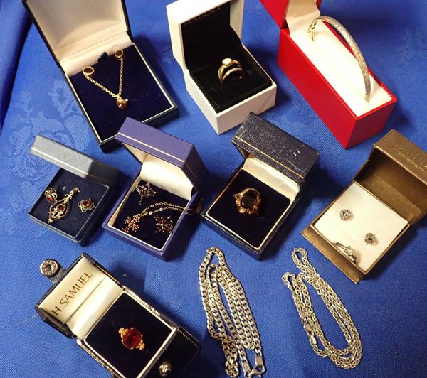 A COLLECTION OF JEWELLERY