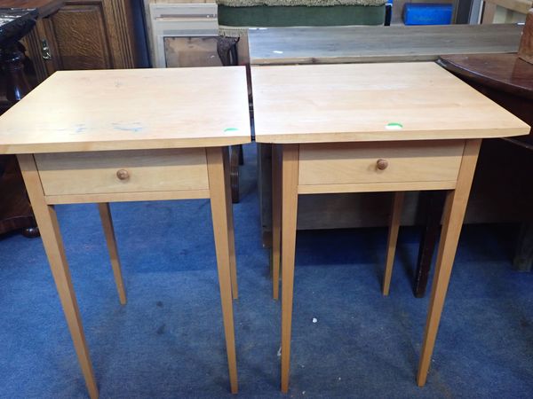 A PAIR OF SYCAMORE SHAKER STYLE BEDSIDE/LAMP TABLES